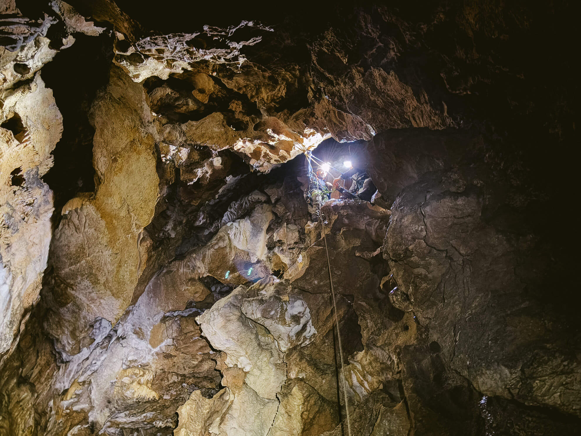 Préparation de la descente en rappel